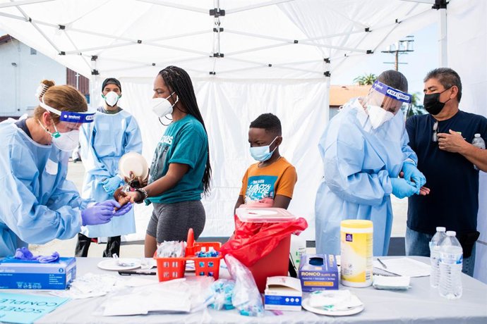 Archivo - 18 January 2021, US, Los Angeles: Health workers take blood samples from people for coronavirus (COVID-19) antibody test during the free testing of Shared Harvest Foundation and myCovidMD at Southside Church of Christ. Photo: Sarah Reingewirtz