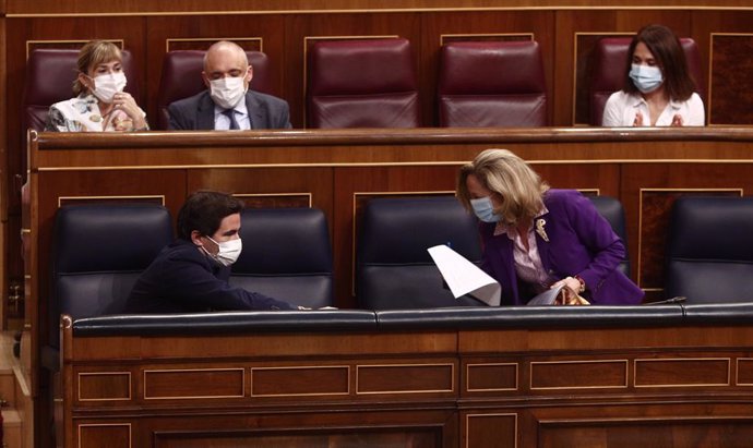 Archivo - El diputado del PSOE, Antidio Fagúndez y la vicepresidenta Tercera del Gobierno, Nadia Calviño durante una sesión plenaria en el Congreso de los Diputados, en Madrid (España), a 17 de diciembre de 2020. El Pleno del Congreso aprueba hoy la pro