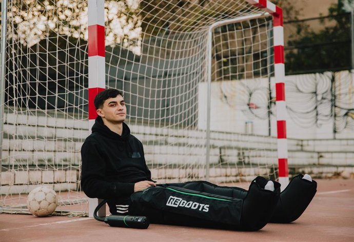 Pedri González López (FC Barcelona) regenerates in Reboots Go Lite Recovery Boots