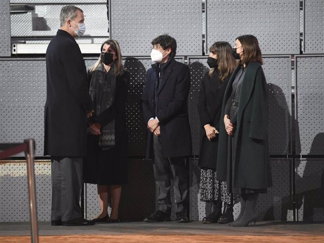El Rey Felipe VI dándole el pésame a cuatro de los cinco hijos de Manolo Santana, Bárbara, Borja, Beatriz y Alba