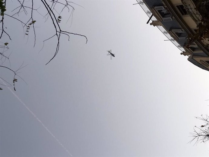 El helicóptero visto desde una calle en el Eixample.
