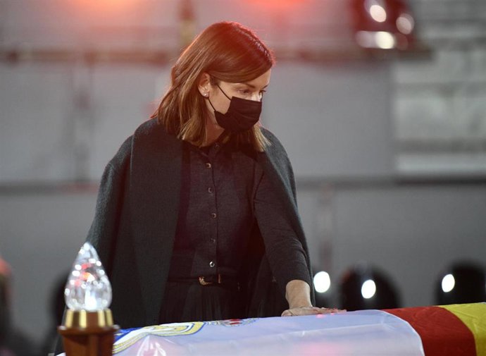 Alba Santana, despidiéndose cariñosamente de su padre, Manolo Santana