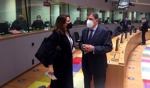 Archivo - La consejera de Agricultura, Ganadería, Pesca y Desarrollo Sostenible, Carmen Crespo, junto al ministro de Agricultura, Pesca y Alimentación, Luis Planas, en Bruselas.