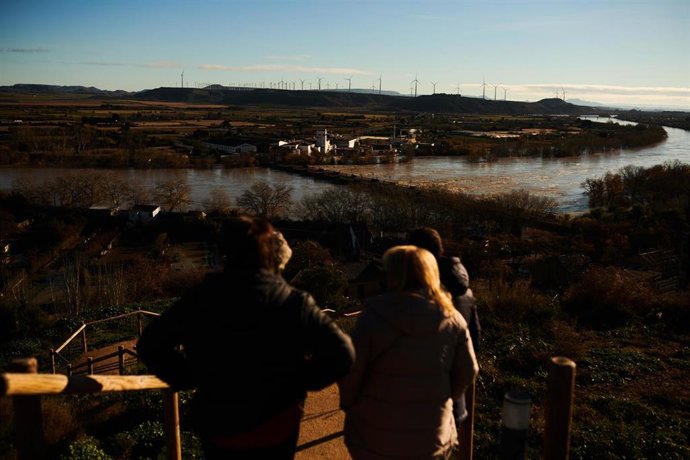 Terrenos del municipio de Tudela, inundados por la crecida del río Ebro, a 12 de diciembre de 2021, en Tudela, Navarra (España). La crecida del Ebro ha provocado que en Tudela se hayan inundado por filtración, a través de la red de alcantarillado, zonas