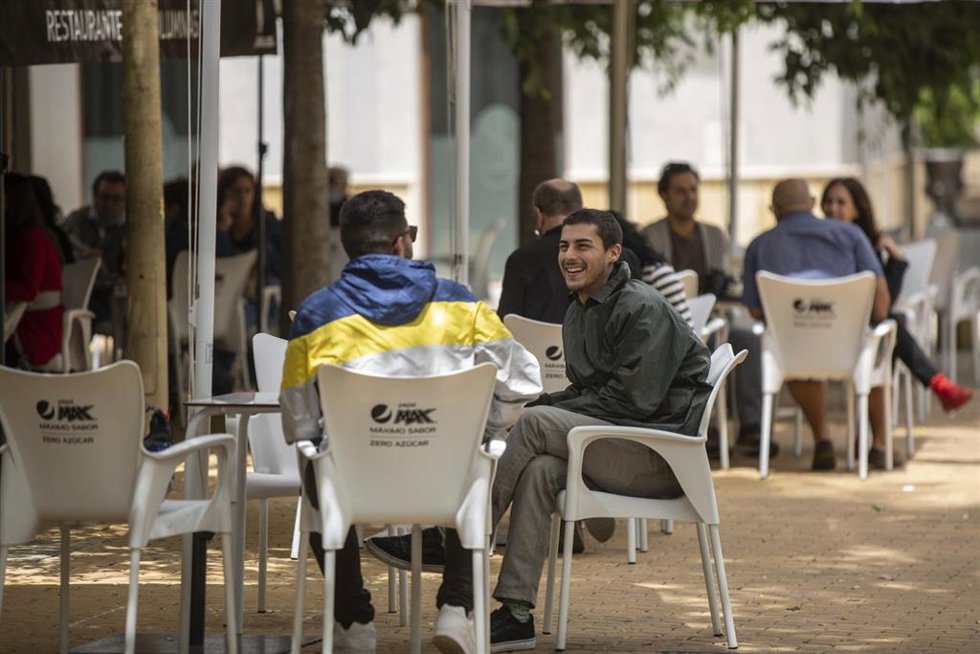 Archivo - Imagen de archivo de veladores en Sevilla capital