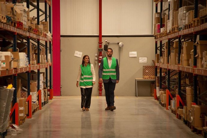 Archivo - La directora de compras de Vistalegre Solutions, Lidia Pérez, y el CEO de la compañía, Fran Pérez, en el centro logísico.
