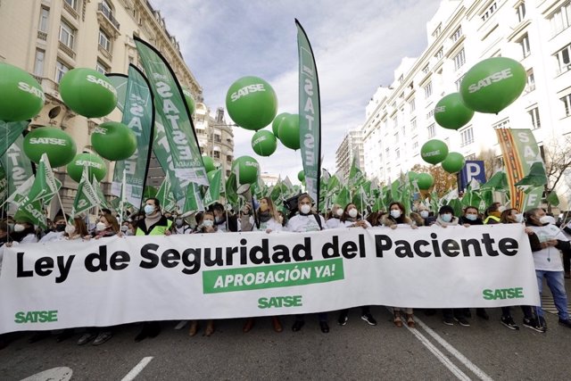 Cerca de 1.000 sanitarios de toda España se han reunido frente al Congreso de los Diputados para solucionar la situación "rota" de la Sanidad Pública, a fecha 1 de diciembre de 2021. 