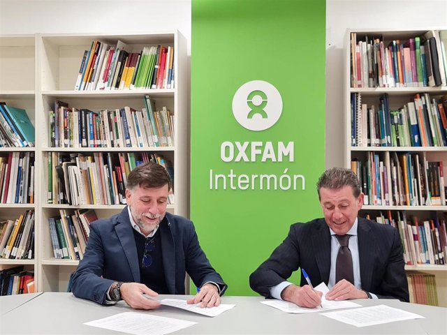 Grupo Alacant y Oxfam Intermón firmando un acuerdo colaborativo
