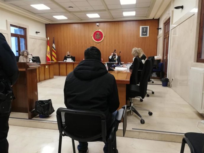 El joven juzgado por tráfico de drogas tras ser interceptado en el aeropuerto con envoltorios de cocaína en su cuerpo.