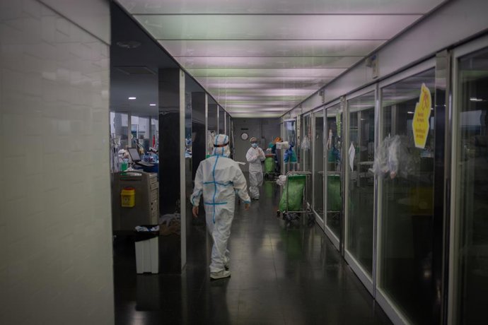 Archivo - Arxiu - Un grup de sanitaris protegits a l'UCI