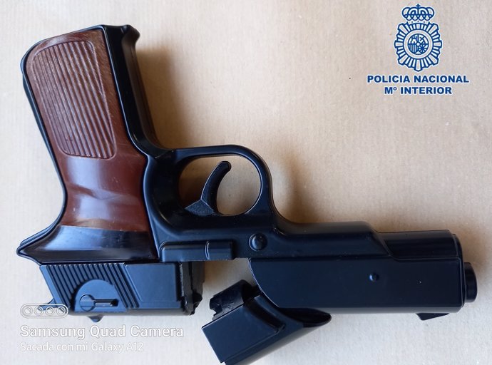 Arma simulada intervenida por la policía nacional a dos atracadores de una gasolinera en Vélez