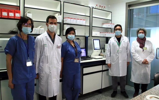 Servicio de Anatomía Patológica del Virgen Macarena, cuyo trabajo 'Estudio molecular descriptivo de una serie de casos de melanomas uveales secuenciados por NGS' ha sido premiado por la Sociedad Española de la Especialidad (SEAP).