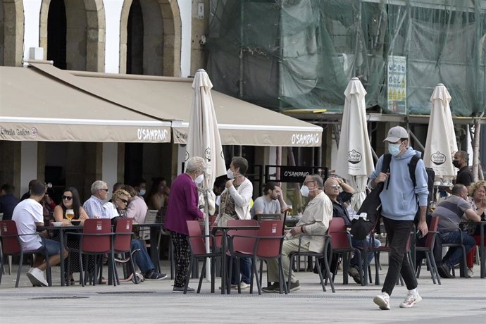 Archivo - Varias personas en la terraza de un bar en A Coruña.