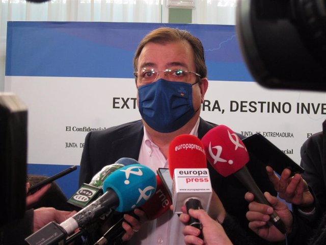 El presidente de la Junta, Guillermo Fernández Vara, atiende a los medios de comunicación en un acto en Badajoz.