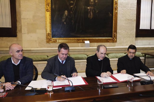 El alcalde de Sevilla, Juan Espadas, y el entonces arzobispo Juan José Asenjo, firmaron el acuerdo en 2018.