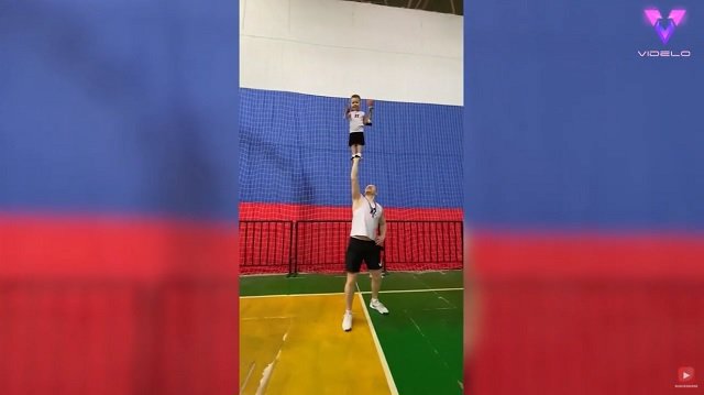 Un entrenador ruso enseña a su hijo de 2 años acrobacias