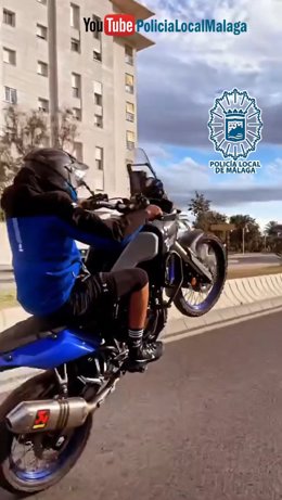 Denunciados un menor por conducir sin carné y un motorista por ir haciendo el caballito y subirlo a redes sociales