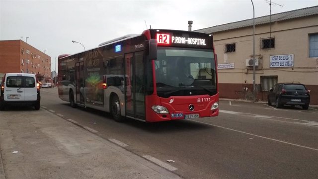 Archivo - Un autobús urbano en Mérida