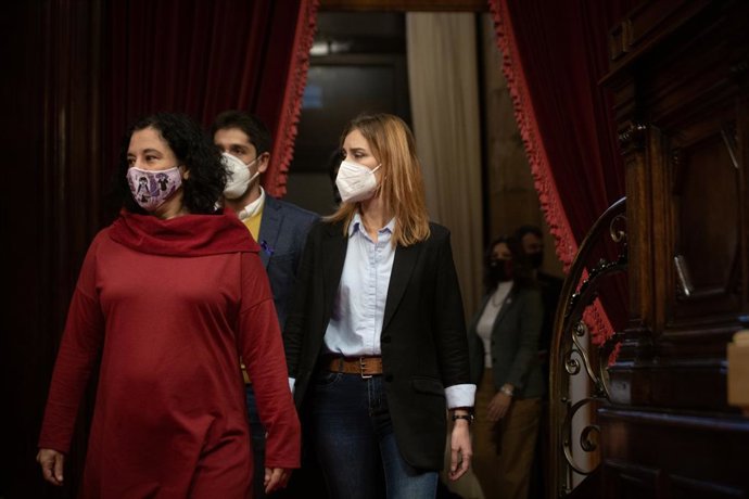 Arxiu - La diputada Susana Segovia (e) i la líder dels comuns al Parlament, Jéssica Albiach (d), a la cambra catalana