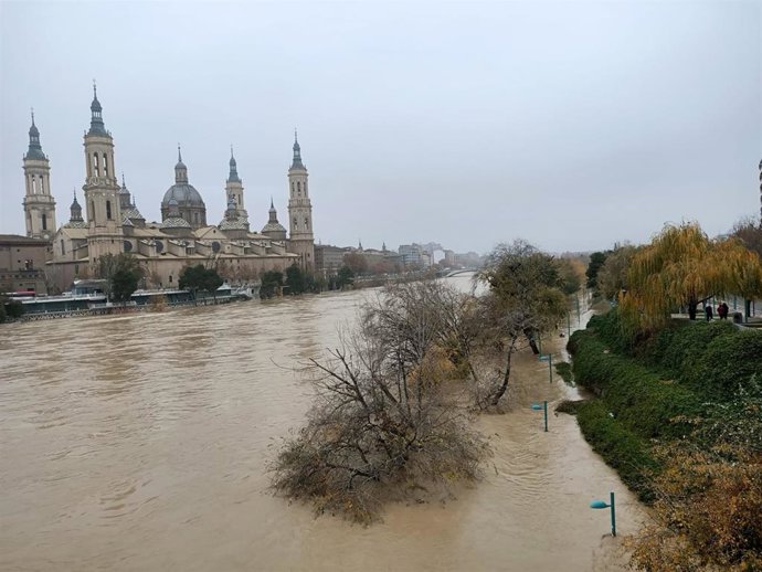 La crecida del Ebro no provoca por ahora incidencias de gravedad en la capital aragonesa.