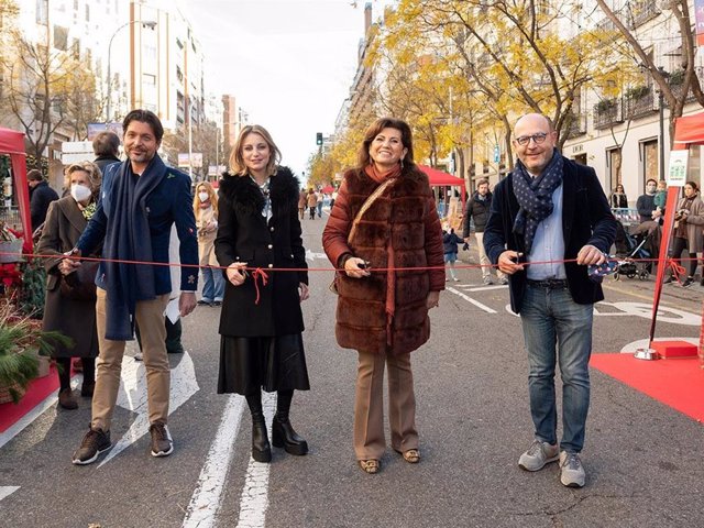 La calle Ortega y Gasset de Madrid se convirtió el pasado domingo en un lujoso y efímero mercadillo navideño