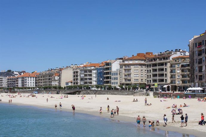 Archivo - Varias personas disfrutan de la playa de Sanxenxo, a 4 de junio de 2021, en Sanxenxo, Pontevedra, Galicia, (España). El aumento de las temperaturas y la progresiva mejora de la situación epidemiológica ha colaborado en que los gallegos comienc