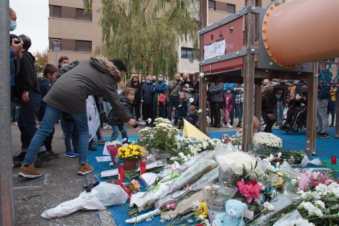 Archivo - Un niño arroja flores en un homenaje al niño asesinado en Lardero (La Rioja) por un preso en libertad condicional con antecedentes por delitos sexuales 