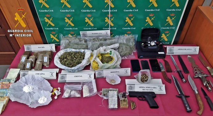 Dorga y objetos intervenidos a los dos detenidos en Alburquerque por tráfico de drogas.