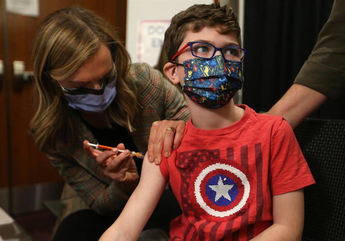 23 November 2021, Canada, Toronto: A child who is part of the Hospital for Sick Children family between the ages of 5 and 11 years of age receives the COVID-19 vaccine, at the Metro Toronto Convention Centre. Photo: Steve Russell/The Canadian Press via 