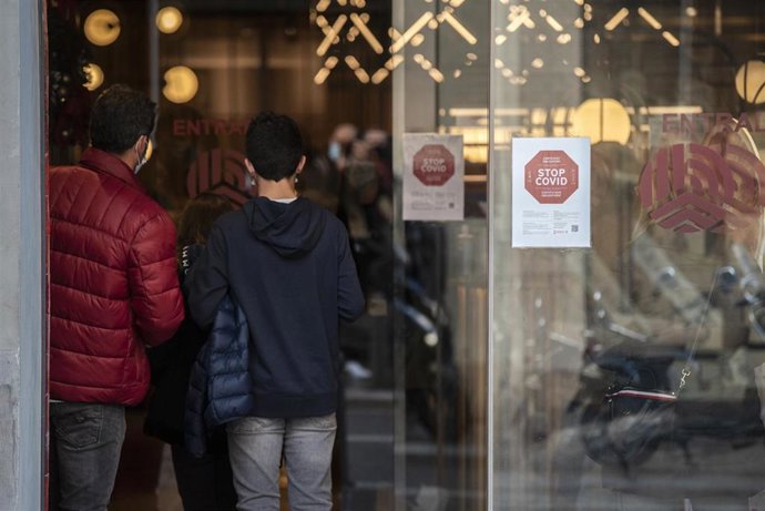 Un local muestra en su puerta la exigencia de mostrar el pasaporte Covid en Valncia