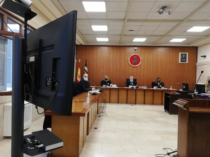 El acusado de violar a una menor de 16 años en un coche ha comparecido por videoconferencia en la Audiencia Provincial.