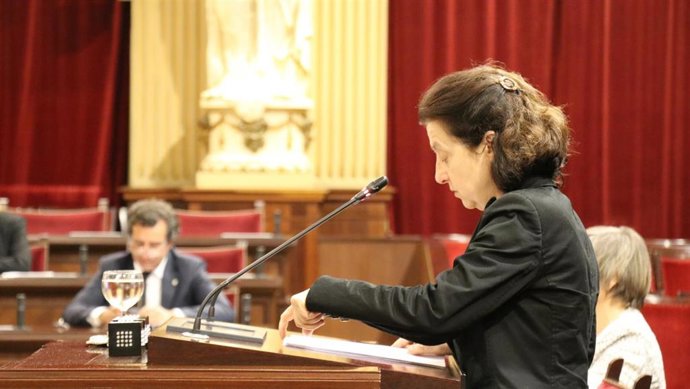 Archivo - La consellera de Asuntos Sociales y Deportes, Fina Santiago.