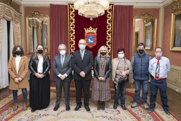 El alcalde de Pamplona, Enrique Maya, tras la firma de un convenio de colaboración con la asociación ANFAS.