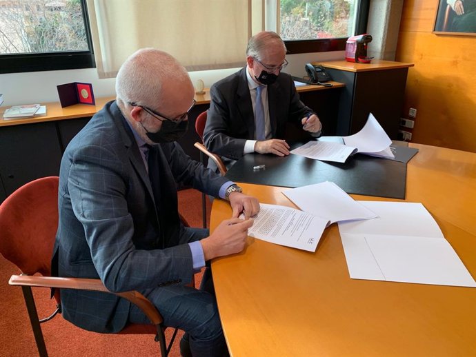 Marcos Robleda, Director de Marketing y Educación de Straumann Iberia, y Alfonso Méndiz, rector de UIC Barcelona