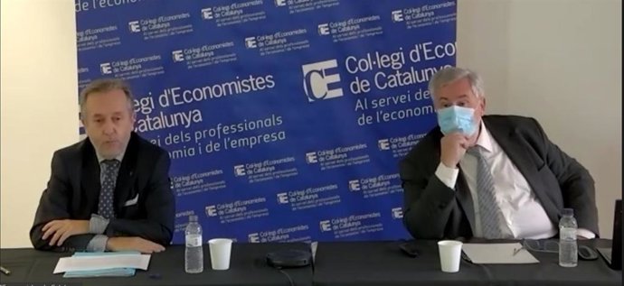 El degano del Collegi dEconomistes de Catalunya (CEC), Carles Puig de Travy, y el director técnico de la Encuesta de Situación Económica del CEC, Xavier Segura