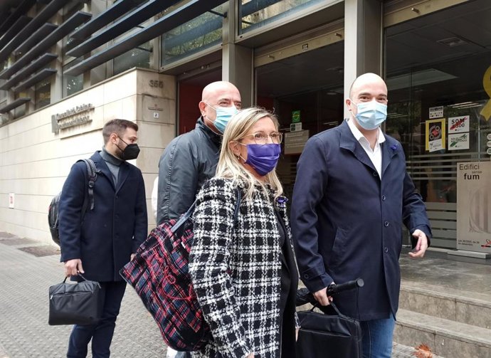 Los diputados del PSC en el Parlament Raúl Moreno y Judith Alcalá a las puertas de la Conselleria de Interior para revisar actas de Mossos sin tramitar.