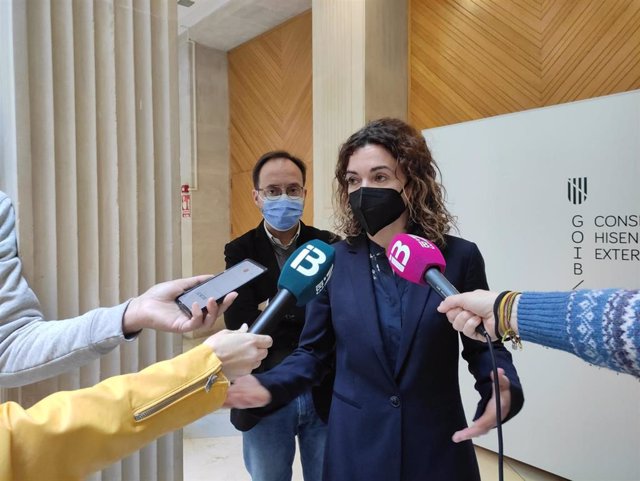 La consellera de Hacienda y Relaciones Exteriores, Rosario Sánchez, y el portavoz de MÉS per Menorca, Josep Castells, en declaraciones a los medios.