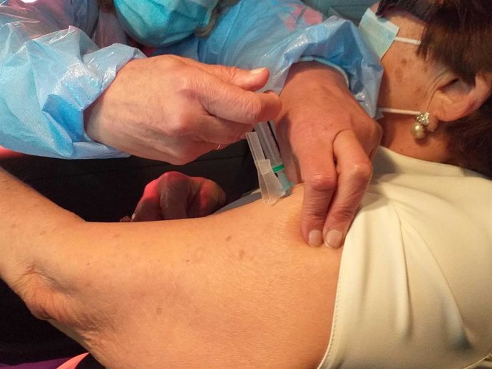 Archivo - Vacunas contra la COVID-19 en el 'autovac' del HUCA.