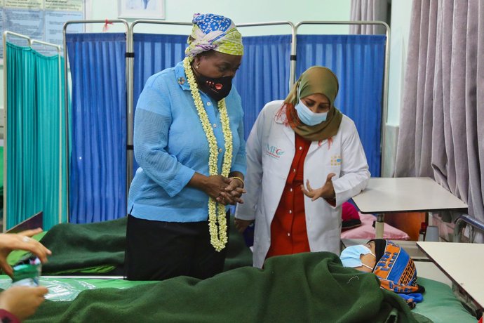 Archivo - La directora del Fondo de Población, la doctora Natalia Kanem (a la izquierda) habla con una paciente en un hospital en Yemen.