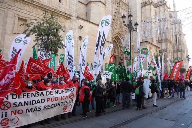 Protestas de los sindicatos ante el SAS por el despido de 8.000 trabajadores
