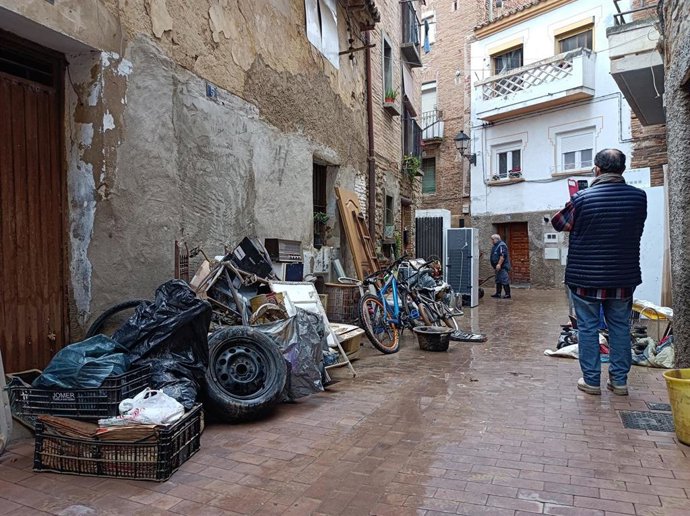 Situación de una calle en Tudela este lunes tras las inundaciones registradas el fin de semana en la localidad por la crecida del río Ebro.