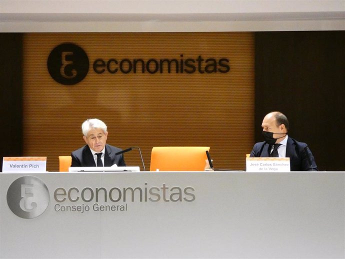 Valentín Pich, presidente del Consejo General de Economistas de España, y José Carlos Sánchez de la Vega, director técnico del Informe de la competitividad regional en España.