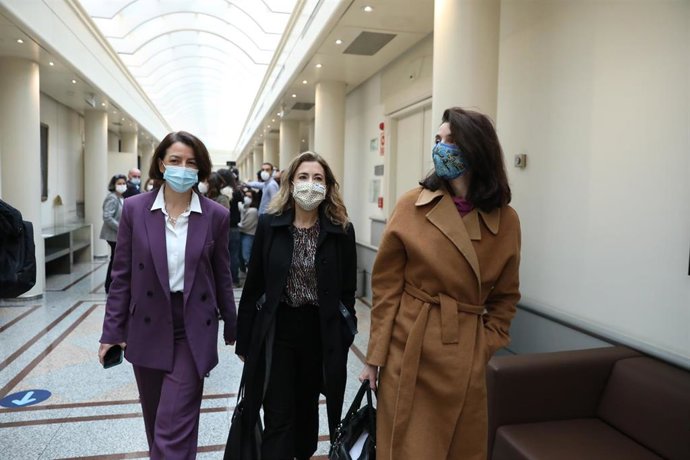 (I-D) La portavoz socialista en el Senado, Eva Granados; la ministra de Transportes, Movilidad y Agenda Urbana, Raquel Sánchez, y la ministra de Justicia, Pilar Llop, se dirigen al debate de los Presupuestos Generales del Estado (PGE) en el Senado, a 9 