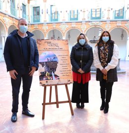 Salud Navajas (centro) y Antonio Granados (izda.), en la presentación del XVIII Mercado Colono de La Carlota.