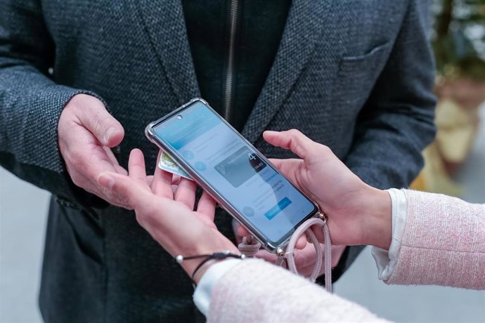 Uusarios comprueban la nueva app de transportes urbanos de Mérida.