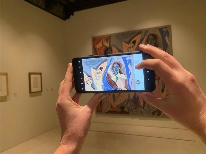 Fotografía a un móvil que retrata uno de los cuadros del Museo Picasso Málaga
