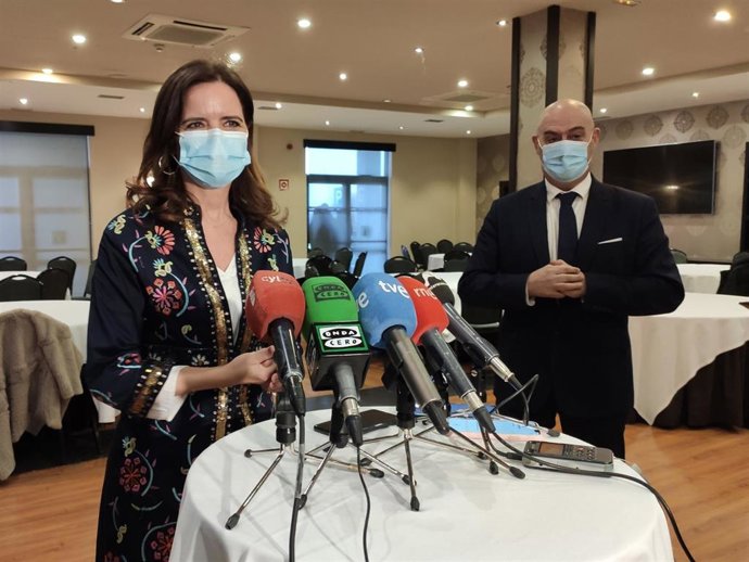 La consejera Ana Carlota Amigo atiende a los medios de comunicación en su visita a Salamanca