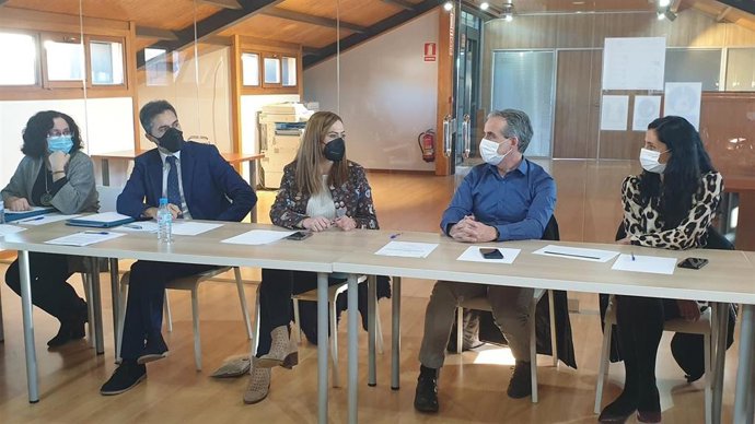 Barcones (C) junto a los alcaldes de Las Navas y Arenas de San Pedro.