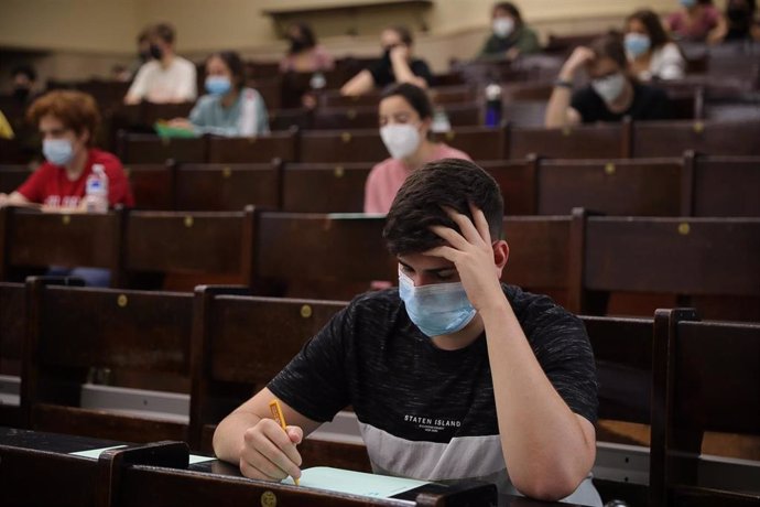 Archivo - Alumnos examinándose de la Selectividad