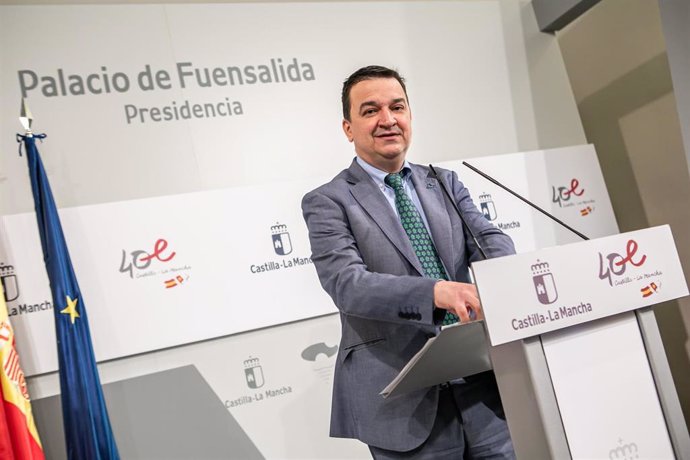 El consejero de Agricultura, Agua y Desarrollo Rural, Francisco Martínez Arroyo, informa en rueda de prensa de los asuntos del Consejo de Gobierno relacionados con su departamento, en el Palacio de Fuensalida